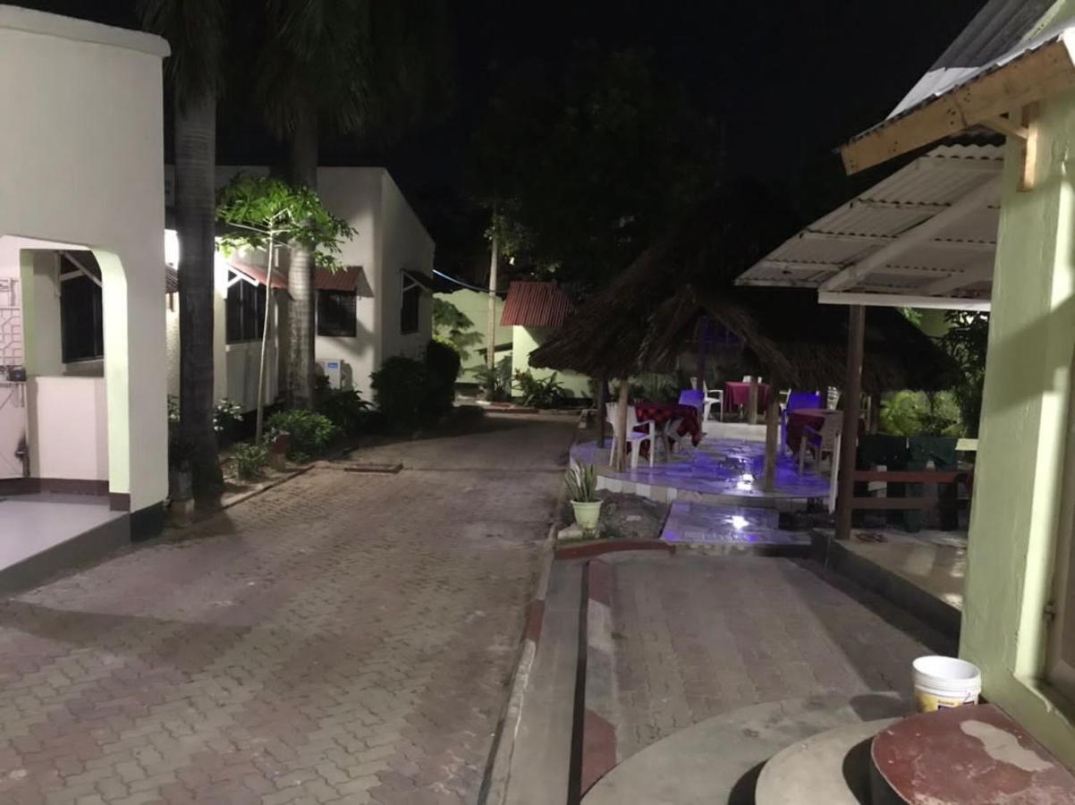 Bed and Breakfast L&J Modern Backpackers Kinondoni à Dar es Salaam Extérieur photo