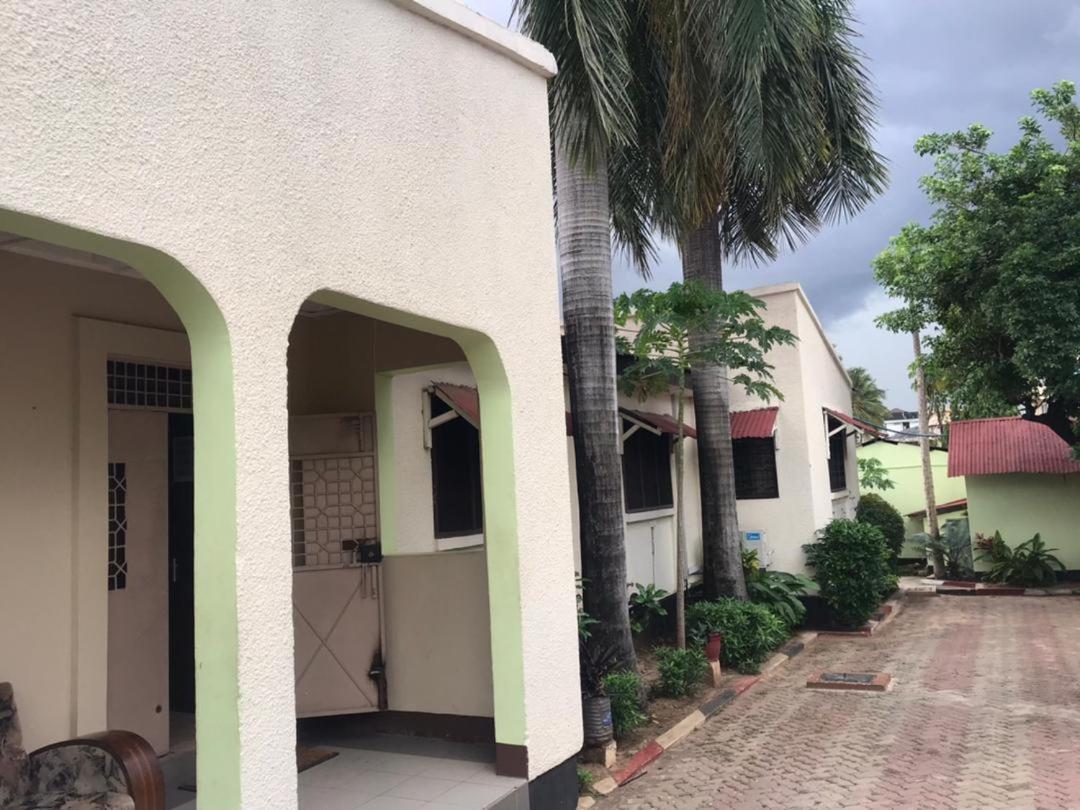 Bed and Breakfast L&J Modern Backpackers Kinondoni à Dar es Salaam Extérieur photo