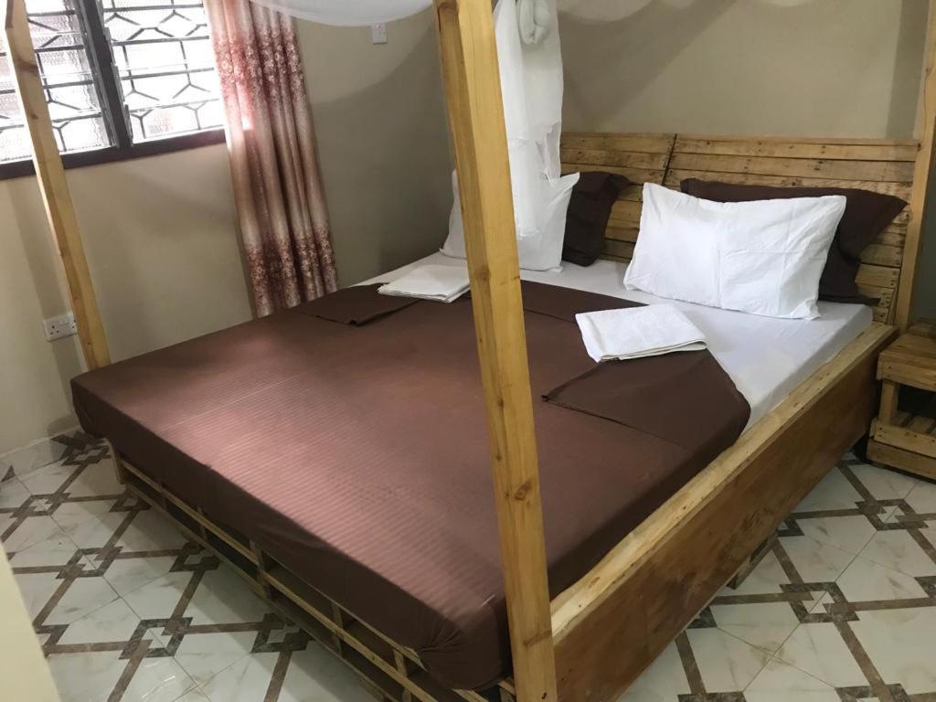 Bed and Breakfast L&J Modern Backpackers Kinondoni à Dar es Salaam Extérieur photo