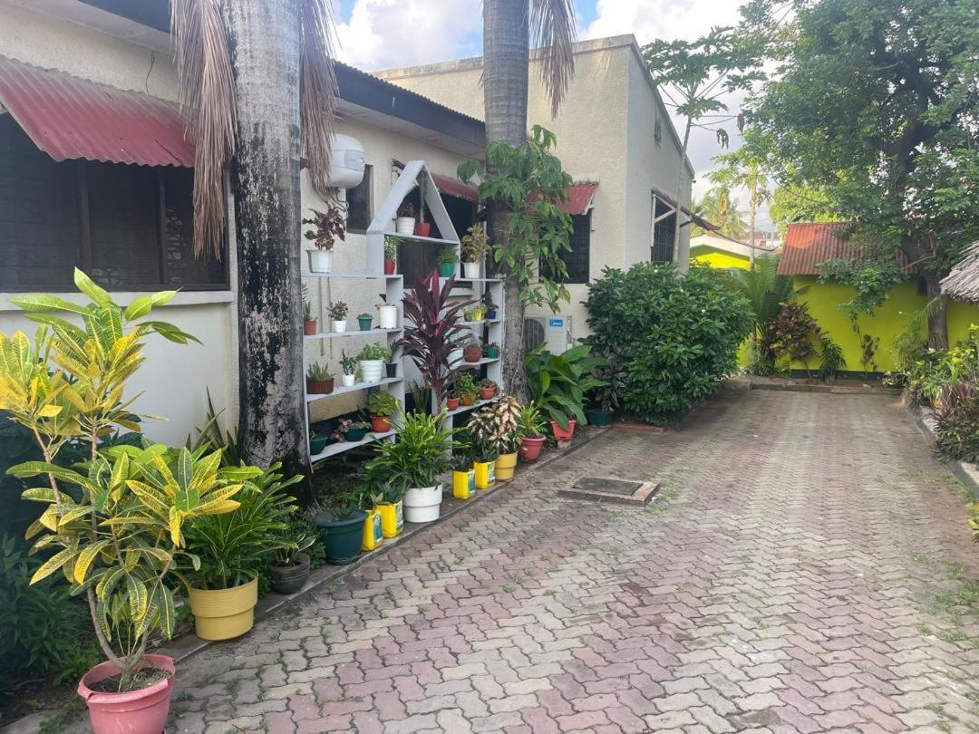 Bed and Breakfast L&J Modern Backpackers Kinondoni à Dar es Salaam Extérieur photo